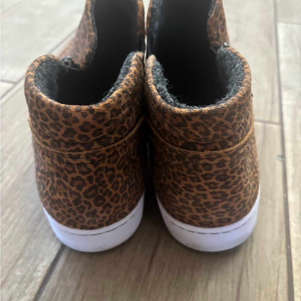 Clarks Women's Pawley Adwin Zipper Closure Walking Sneakers - Picture 5 of 9